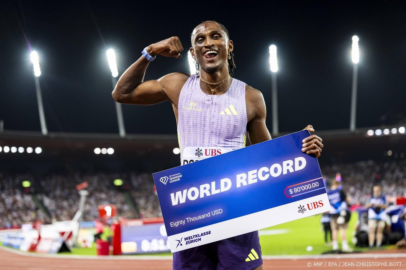 epa13195337 Alison dos Santos of Brazil poses with his new world record after winning in the 400m Hurdles Men final at the World Athletics Diamond League athletics meeting at the Letzigrund stadium in Zurich, Switzerland, 27 August 2026.  EPA/JEAN-CHRISTOPHE BOTT