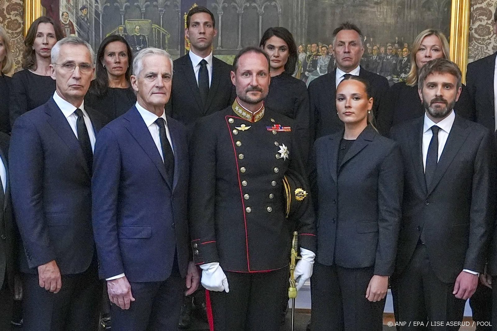 epa13196657 Norway's new King Haakon VIII (C), Crown Princess Ingrid Alexandra (C-R) and Norwegian Prime Minister Jonas Gahr Store (C-L) pose for a group photo on the occasion of an extraordinary cabinet meeting at the Royal Palace in Oslo, Norway, 28 August 2026, after the death of King Harald V. Norway's King Harald V died at Oslo University Hospital at the age of 89, according to an official statement released by the Royal House of Norway on 28 August 2026. Following his death, his son Crown Prince Haakon, 53, became King Haakon VIII.  EPA/LISE ASERUD / POOL  NORWAY OUT