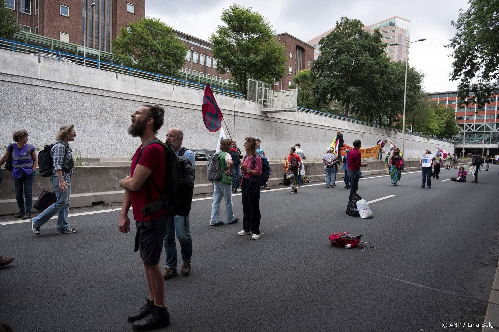 DEN HAAG - Klimaatdemonstranten van Extinction Rebellion tijdens een blokkade van de snelweg A12, als reactie op de klimaatrampen in de afgelopen zomermaanden. Ook eisen ze dat er politieke verantwoordelijkheid wordt genomen voor de gevolgen van het extreme weer. LINA SELG / ANP