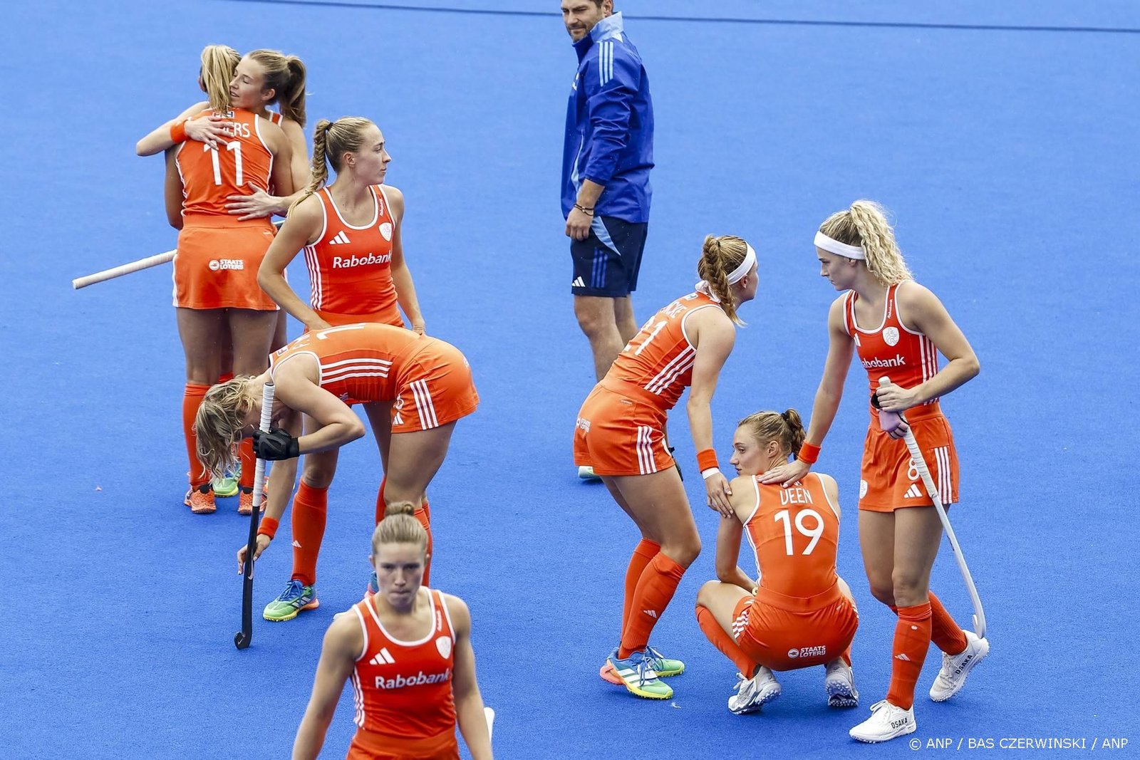 AMSTELVEEN - Speelsters van Nederland reageren na het verliezen van de finale op het WK hockey tussen Nederland en Argentinië in het Wagener Stadion. BAS CZERWINSKI / ANP