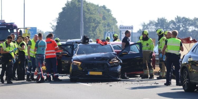 Jetten tells farmers to get off motorways after two die in crash