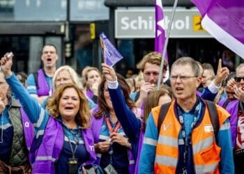 Schiphol security staff begin strike action over workload