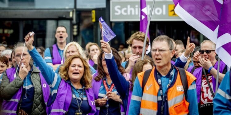 Schiphol security staff begin strike action over workload