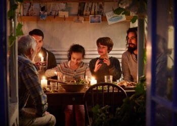 Onderzoek onder 150.000 mensen: samen eten hangt samen met meer geluk en een gezonder brein