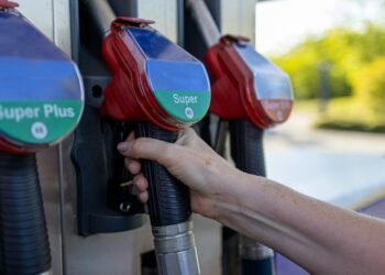 Benzineprijs stijgt tot nieuwe recordhoogte door Iranoorlog