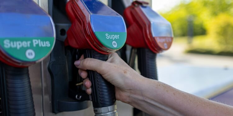 Benzineprijs stijgt tot nieuwe recordhoogte door Iranoorlog
