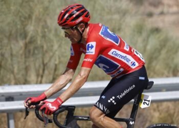 Rodetruidrager Mas pakt tijd op concurrenten in bergrit Vuelta