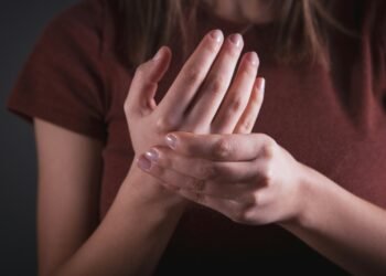 Brigitte (57) heeft fibromyalgie en altijd pijn: ‘Het went nooit, je moet je hele leven plannen’