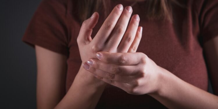 Brigitte (57) heeft fibromyalgie en altijd pijn: ‘Het went nooit, je moet je hele leven plannen’