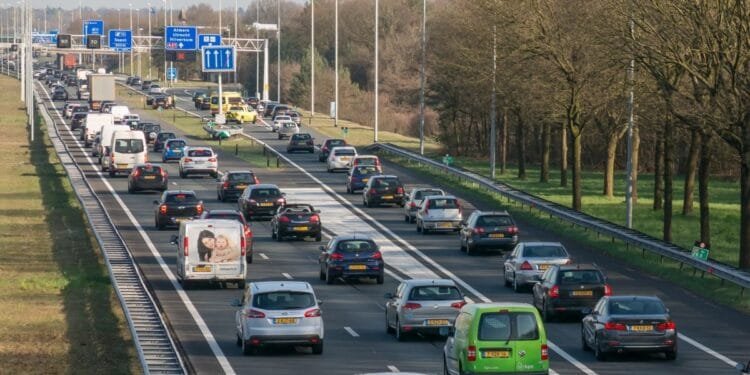 Dutch road traffic CO2 falls for first time since pandemic