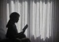 Amber (34) in Opgebiecht: ‘Ik deed alsof ik niet thuis was toen mijn schoonzus onverwacht voor de deur stond’