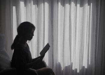 Amber (34) in Opgebiecht: ‘Ik deed alsof ik niet thuis was toen mijn schoonzus onverwacht voor de deur stond’