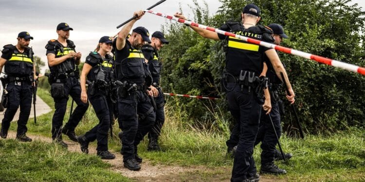 Alle 32 voorgeleide verdachten van geweld Overasselt langer vast