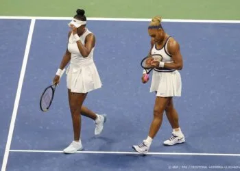 Venus en Serena Williams uitgeschakeld in dubbelspel US Open
