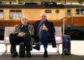 Maarten (82) en Philip (82) keuvelen in de trein door Europa: ‘Ik keek het Songfestival wel, met een jointje’