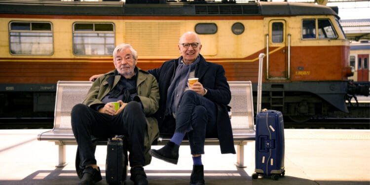 Maarten (82) en Philip (82) keuvelen in de trein door Europa: ‘Ik keek het Songfestival wel, met een jointje’