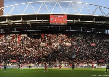 FC Utrecht – Go Ahead Eagles tijdelijk gestaakt om vuurwerk