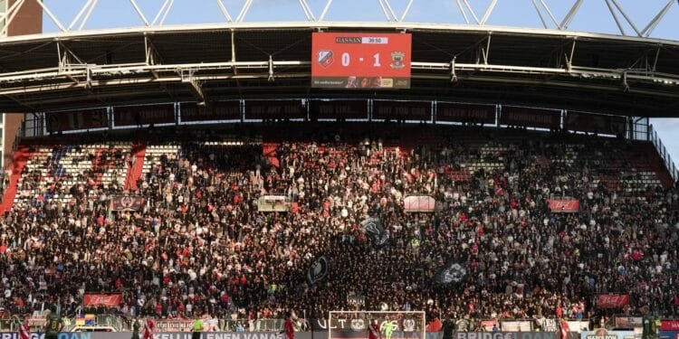 FC Utrecht – Go Ahead Eagles tijdelijk gestaakt om vuurwerk