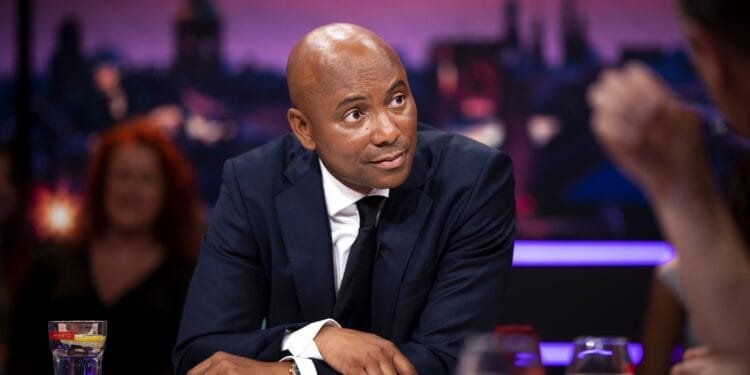 Podcast-journalisten over Humberto Tan, die op z’n 60ste weer vader wordt: ‘Haar wens, toch?’