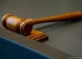 Eisen tot dertig jaar cel en tbs voor misbruik oppaskinderen
