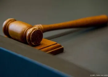 Eisen tot dertig jaar cel en tbs voor misbruik oppaskinderen