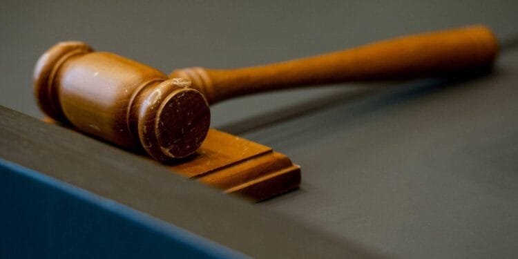 Eisen tot dertig jaar cel en tbs voor misbruik oppaskinderen