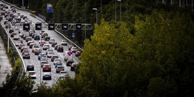 Regen én landelijke ov-staking: het wordt morgen aanschuiven in de file
