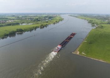 Freight carried by waterways drops to lowest level in 15 years