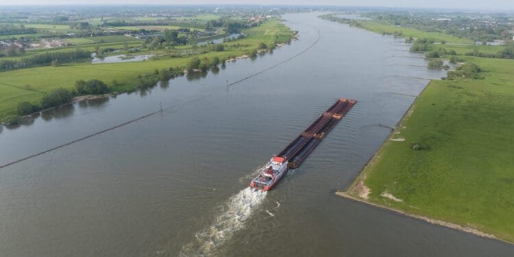 Freight carried by waterways drops to lowest level in 15 years