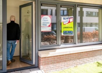 Rabobank ziet huizenprijzen ondanks afkoeling verder stijgen: kopers komen 80.000 euro tekort
