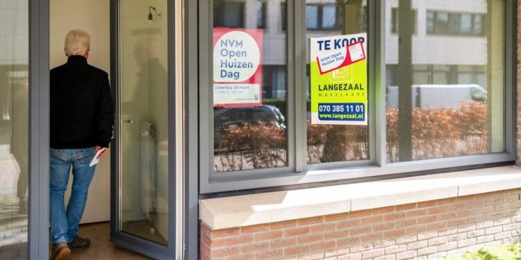 Rabobank ziet huizenprijzen ondanks afkoeling verder stijgen: kopers komen 80.000 euro tekort