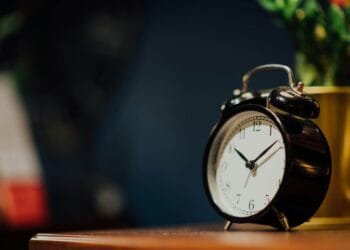 Nog 5 minuten snoozen? Slaapwetenschapper legt uit waarom je daar juist vermoeider van kunt worden
