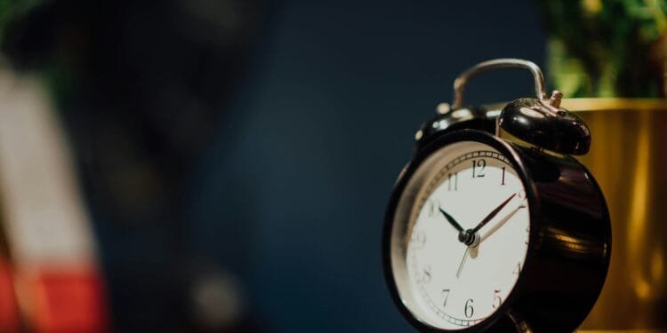 Nog 5 minuten snoozen? Slaapwetenschapper legt uit waarom je daar juist vermoeider van kunt worden