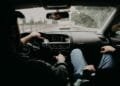 7 automerken hebben dit verborgen knopje: zo houd je drinken koel in je dashboardkastje