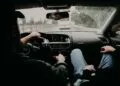 7 automerken hebben dit verborgen knopje: zo houd je drinken koel in je dashboardkastje