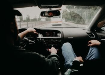 7 automerken hebben dit verborgen knopje: zo houd je drinken koel in je dashboardkastje