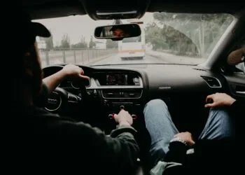 7 automerken hebben dit verborgen knopje: zo houd je drinken koel in je dashboardkastje