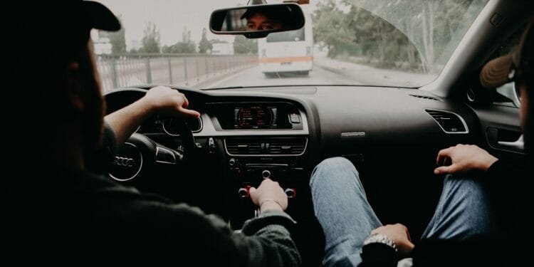 7 automerken hebben dit verborgen knopje: zo houd je drinken koel in je dashboardkastje