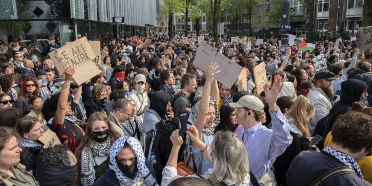 Trust in politics falling, more people joining protests: CBS