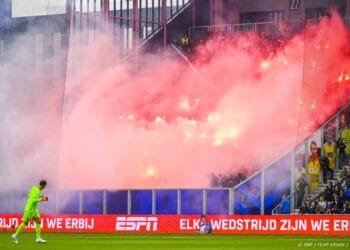 Voetbalduels direct gestaakt bij schieten of gooien met vuurwerk