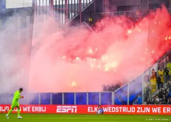 Voetbalduels direct gestaakt bij schieten of gooien met vuurwerk
