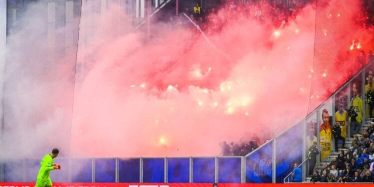 Voetbalduels direct gestaakt bij schieten of gooien met vuurwerk