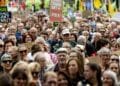 Thousands join Amsterdam climate march ahead of budget day
