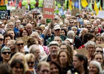 Thousands join Amsterdam climate march ahead of budget day