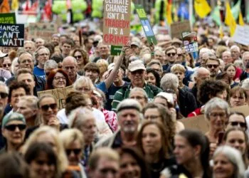 Thousands join Amsterdam climate march ahead of budget day