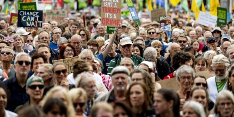 Thousands join Amsterdam climate march ahead of budget day