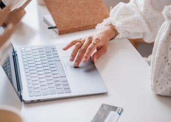 Geldcoach over fout van Eline (33): uit angst klanten kwijt te raken wacht ze nog op 5500 euro