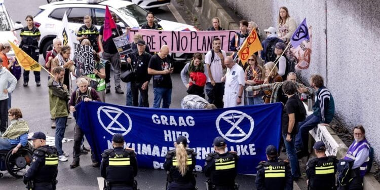 Klimaatactiegroep XR blokkeert opnieuw A12 bij Den Haag