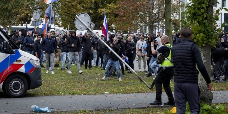 Noodbevel voor deel Den Haag na gewelddadigheden Malieveld