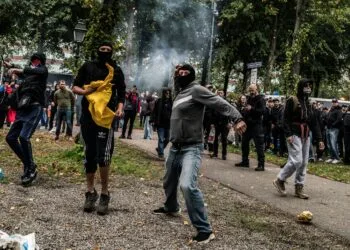 Arrests after far-right protesters attack police in The Hague